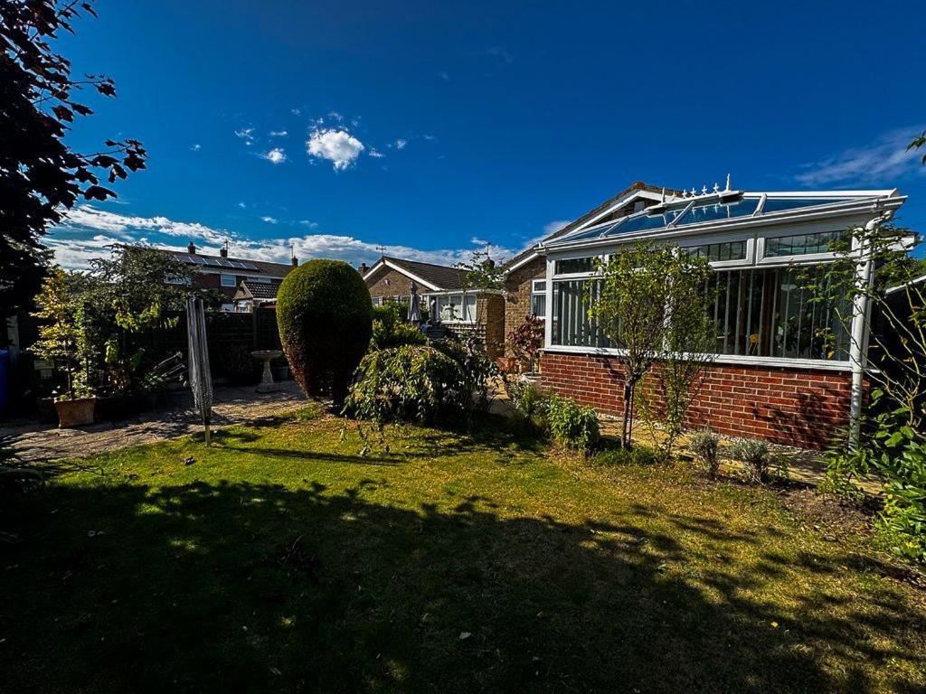 Charming 3-Bedroom Bungalow In Oulton, Lowestoft Exterior photo