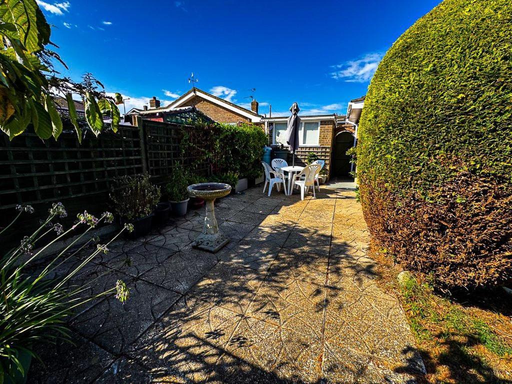 Charming 3-Bedroom Bungalow In Oulton, Lowestoft Exterior photo