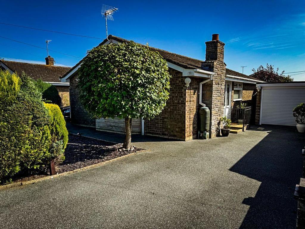 Charming 3-Bedroom Bungalow In Oulton, Lowestoft Exterior photo